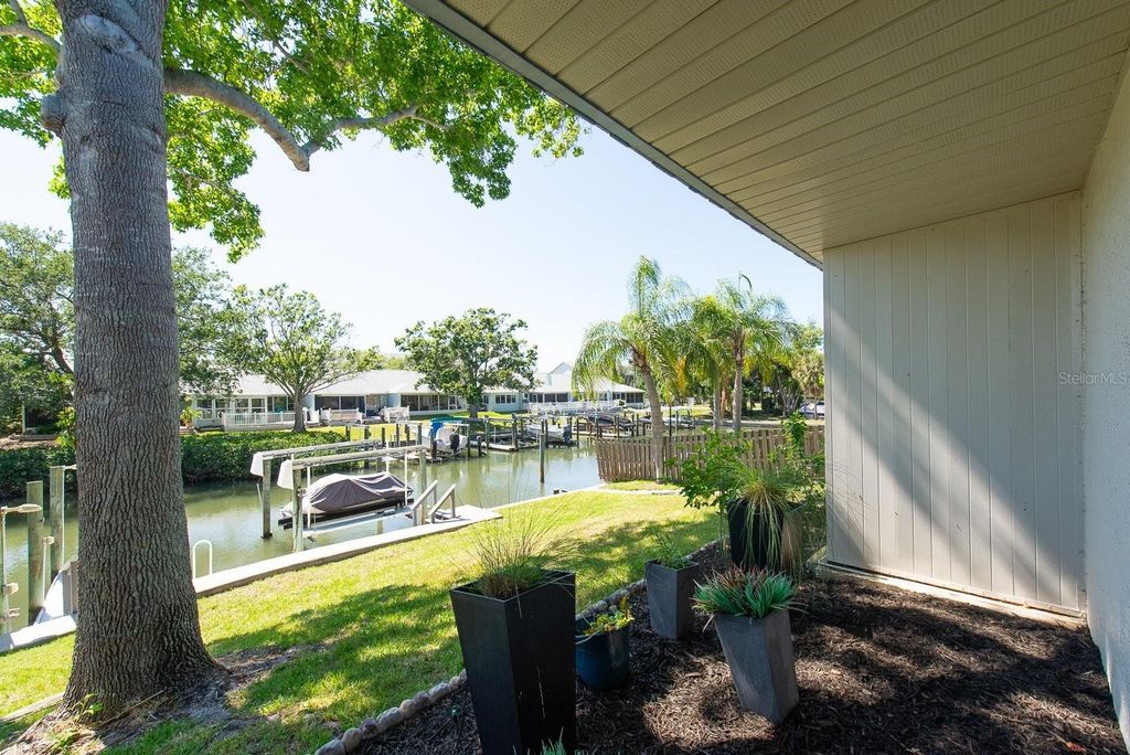 Image 38 of property listing at 9476 TRADEWINDS AVENUE, Seminole, FL 33776