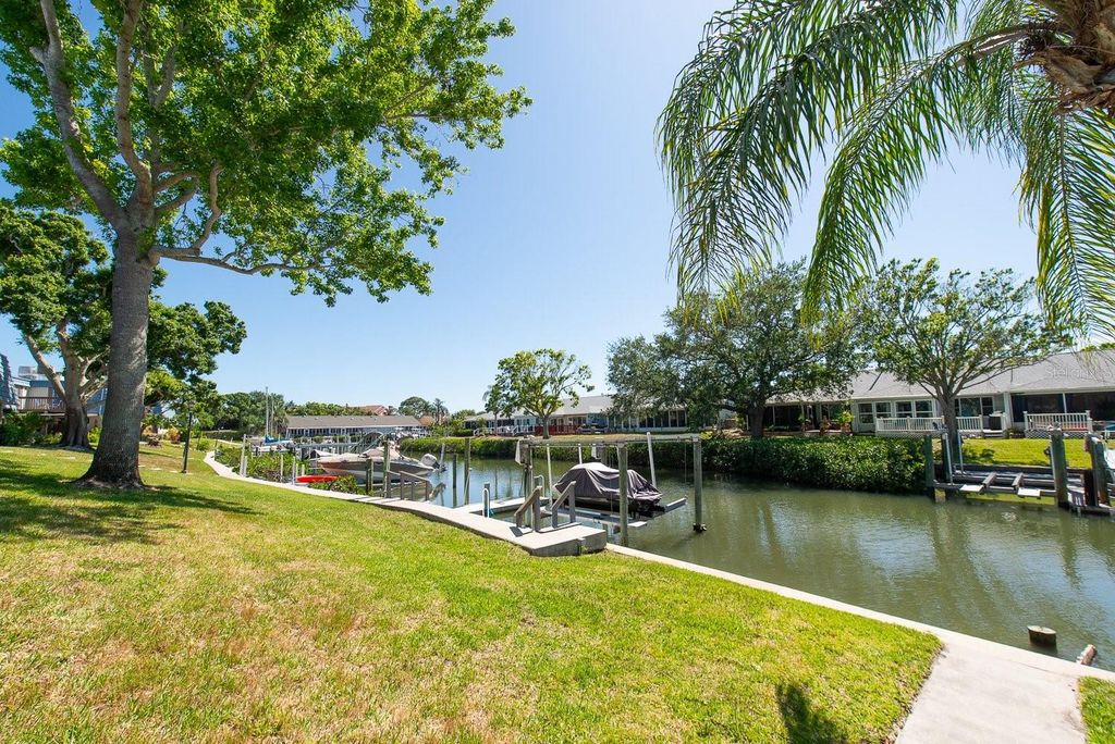 Image 39 of property listing at 9476 TRADEWINDS AVENUE, Seminole, FL 33776