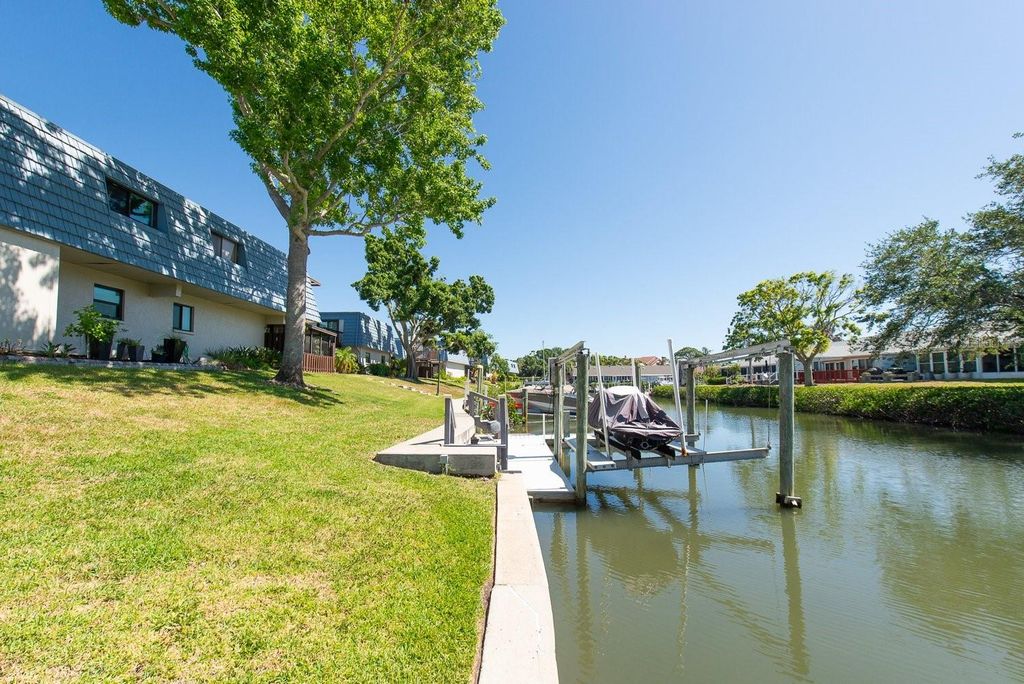 Image 40 of property listing at 9476 TRADEWINDS AVENUE, Seminole, FL 33776