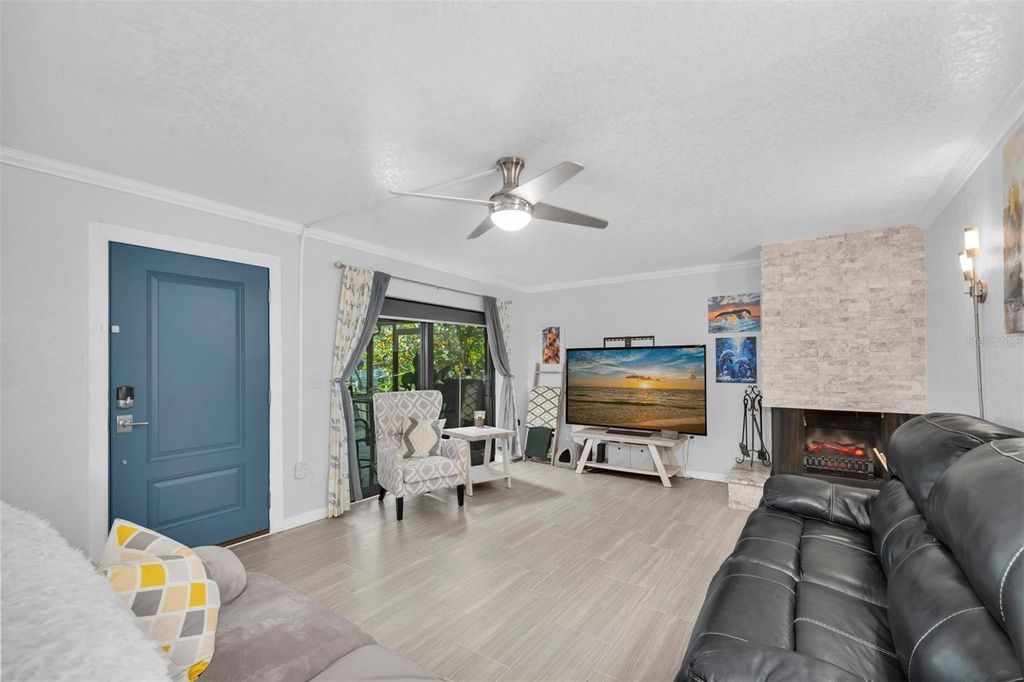 Image 5 of property listing at 9476 TRADEWINDS AVENUE, Seminole, FL 33776
