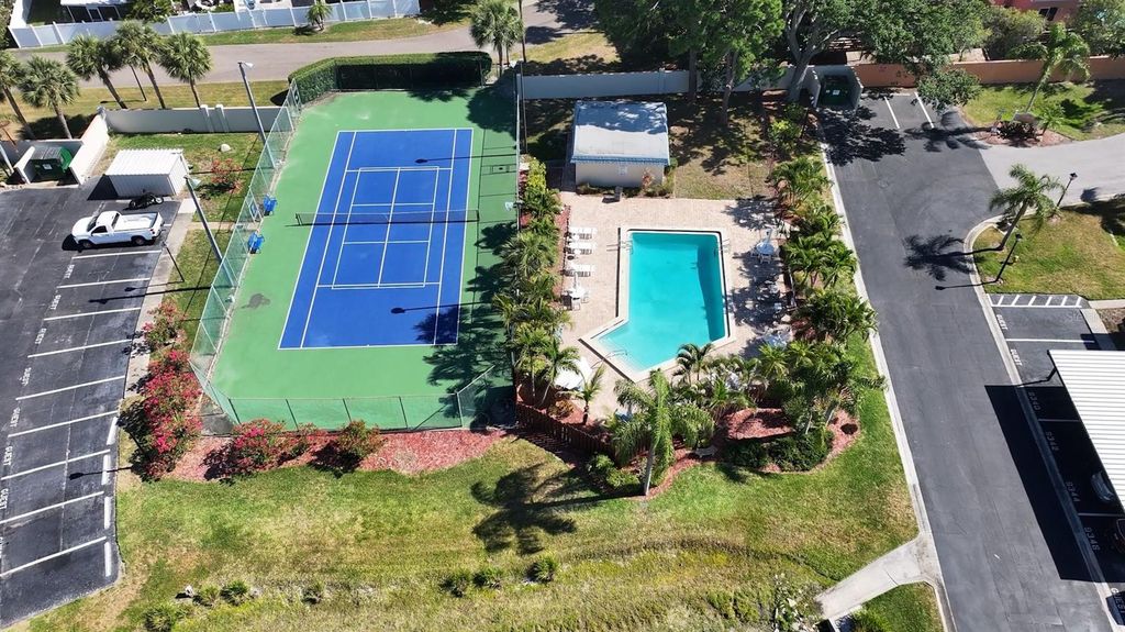 Image 43 of property listing at 9476 TRADEWINDS AVENUE, Seminole, FL 33776
