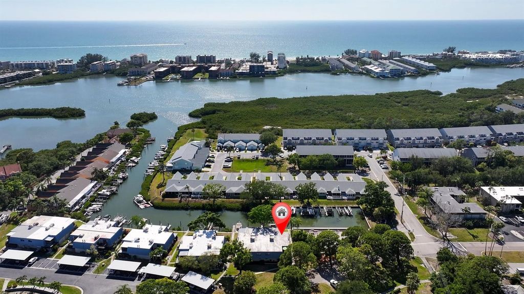 Image 46 of property listing at 9476 TRADEWINDS AVENUE, Seminole, FL 33776