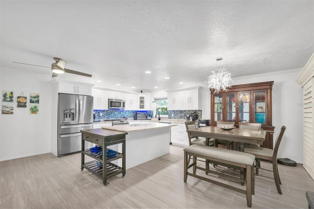 Image 6 of property listing at 9476 TRADEWINDS AVENUE, Seminole, FL 33776