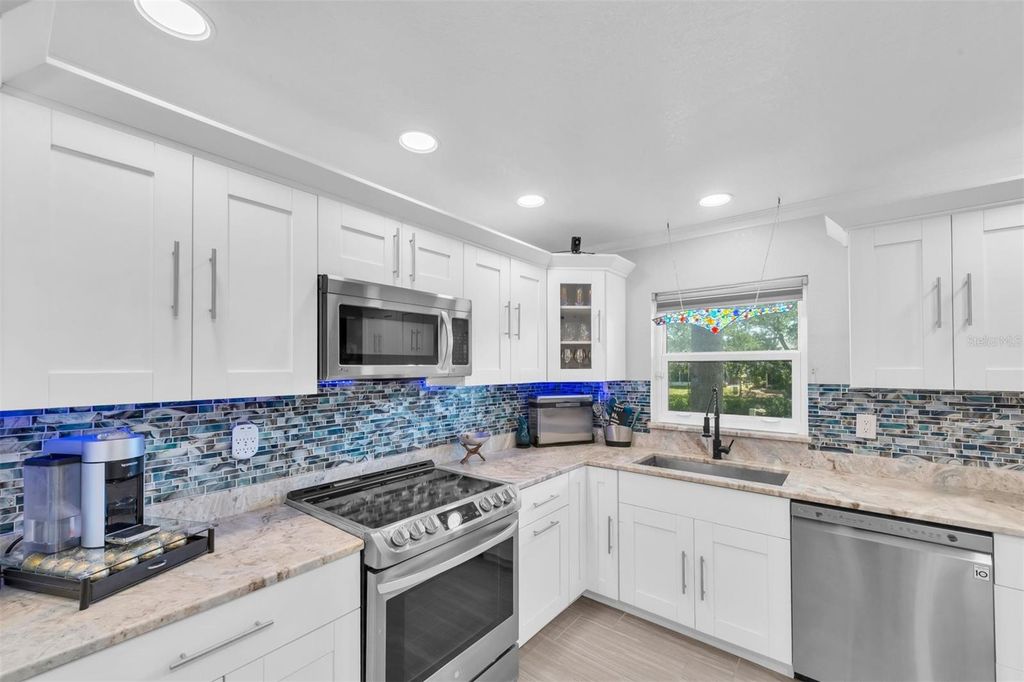 Image 7 of property listing at 9476 TRADEWINDS AVENUE, Seminole, FL 33776