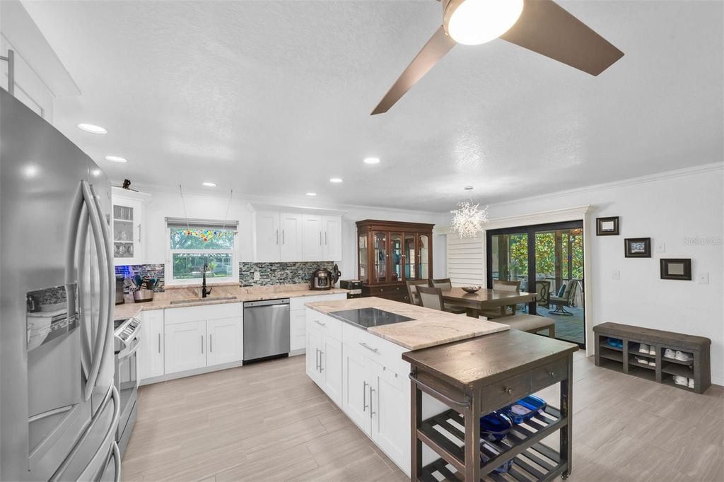 Image 8 of property listing at 9476 TRADEWINDS AVENUE, Seminole, FL 33776