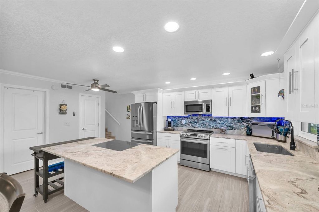 Image 9 of property listing at 9476 TRADEWINDS AVENUE, Seminole, FL 33776