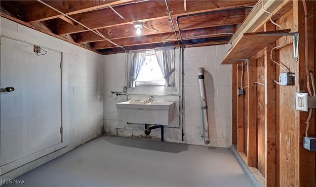 7501 Roy Andrews Road NW, New Philadelphia, OH 44663