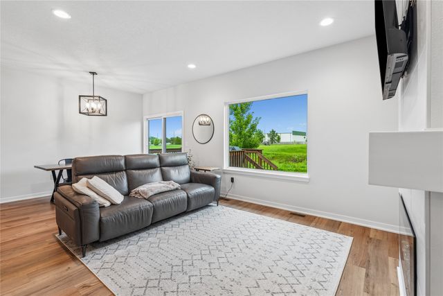 6649 NE 12th Court, Des Moines, IA 50313