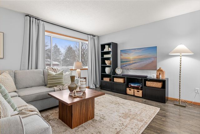 6596 Sandlewood Road, Woodbury, MN 55125