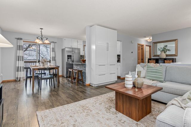 6596 Sandlewood Road, Woodbury, MN 55125