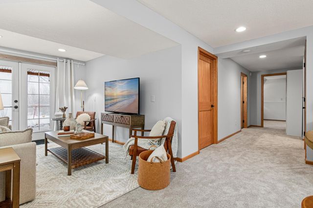 6596 Sandlewood Road, Woodbury, MN 55125