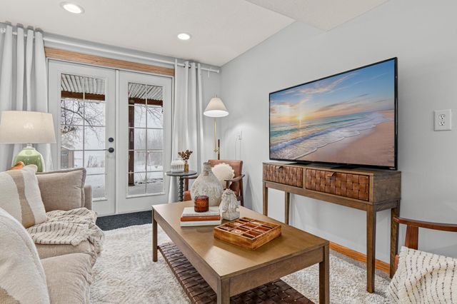 6596 Sandlewood Road, Woodbury, MN 55125