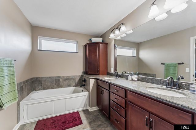 4926 N 205th Street, Elkhorn, NE 68022