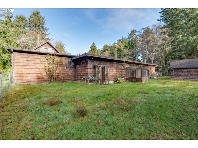 735 3RD St, Gearhart, OR 97138