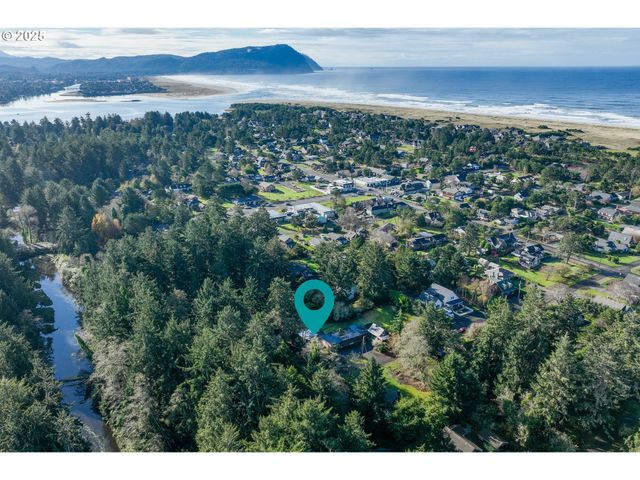 735 3RD St, Gearhart, OR 97138