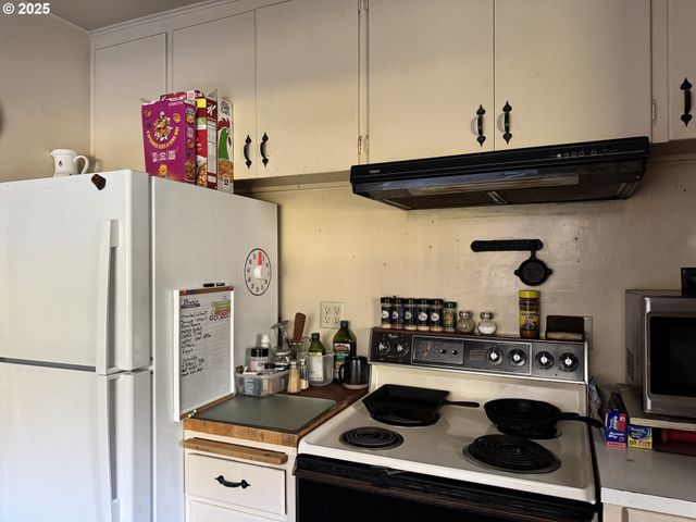 735 3RD St, Gearhart, OR 97138