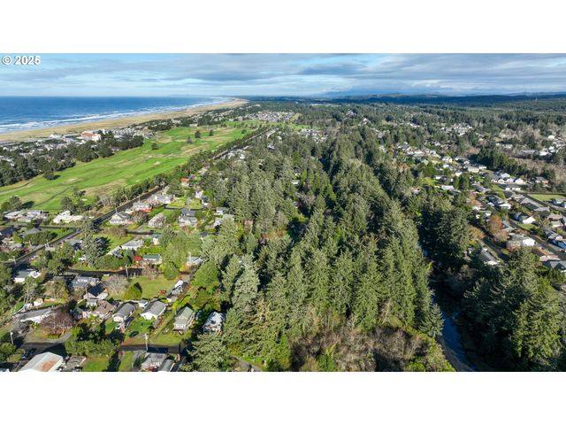 735 3RD St, Gearhart, OR 97138