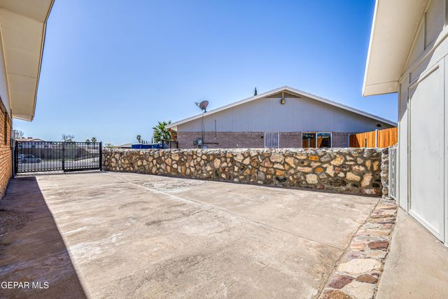 321 Gus Rallis Drive, El Paso, TX 79932