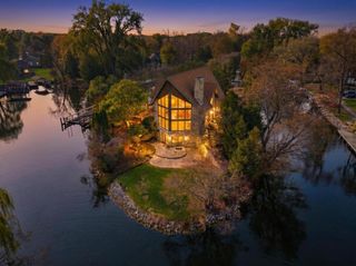 85 LAKE REST AVENUE, Oshkosh, WI 54902