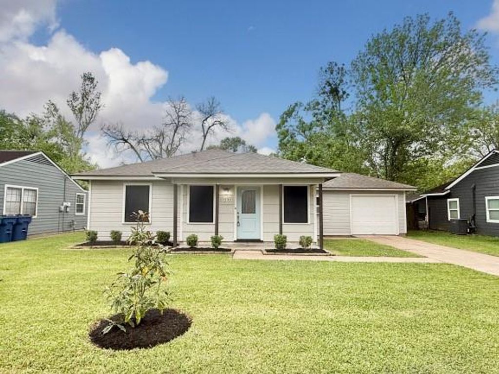 1232 San Felipe Street, Angleton, TX 77515