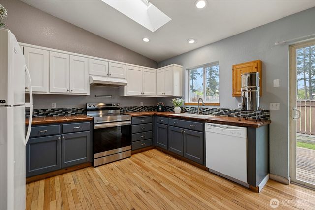 942 Walker Avenue, Oak Harbor, WA 98277