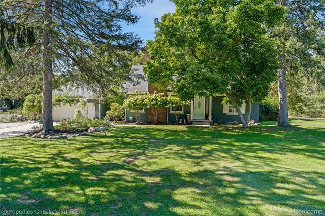 24379 Tamarack Trail, Southfield, MI 48075