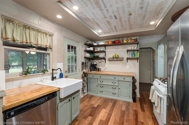 24379 Tamarack Trail, Southfield, MI 48075