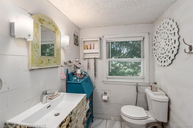 24379 Tamarack Trail, Southfield, MI 48075