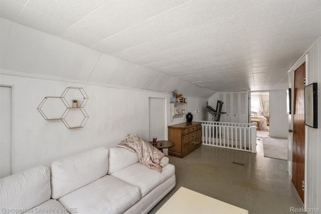 24379 Tamarack Trail, Southfield, MI 48075