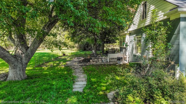 24379 Tamarack Trail, Southfield, MI 48075