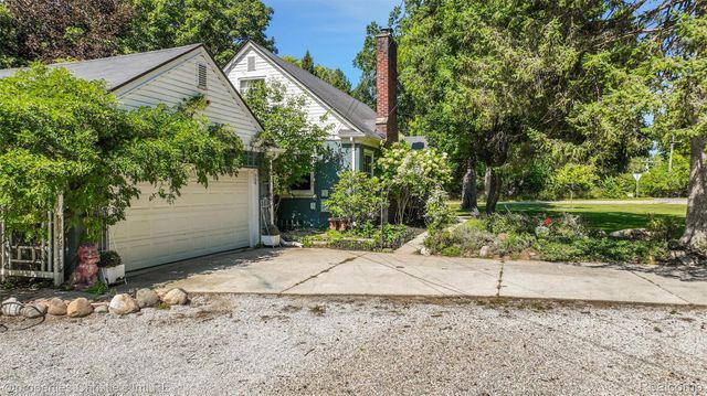 24379 Tamarack Trail, Southfield, MI 48075