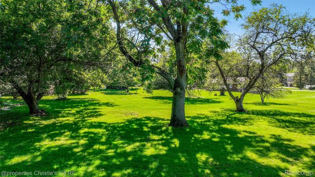24379 Tamarack Trail, Southfield, MI 48075