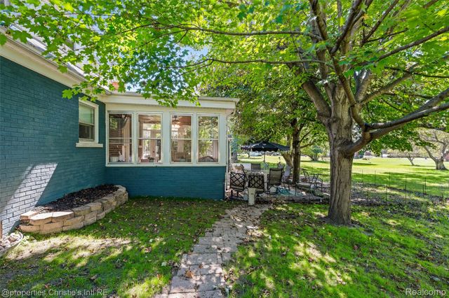 24379 Tamarack Trail, Southfield, MI 48075