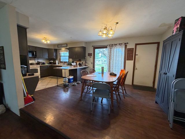 812 10th Street, De Witt, IA 52742