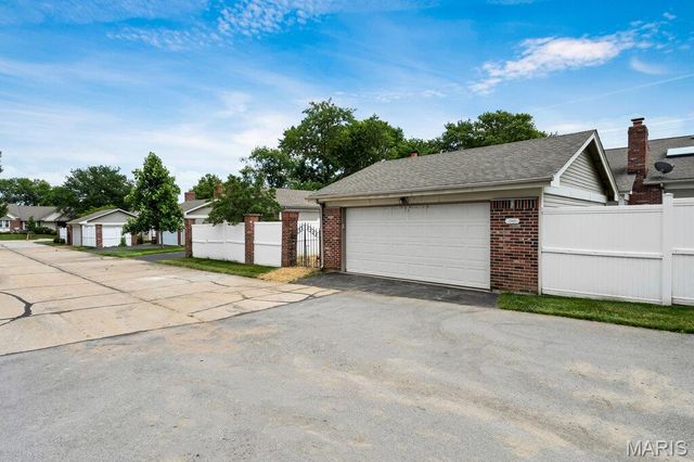 15809 Kersten Ridge Dr, Chesterfield, MO 63017