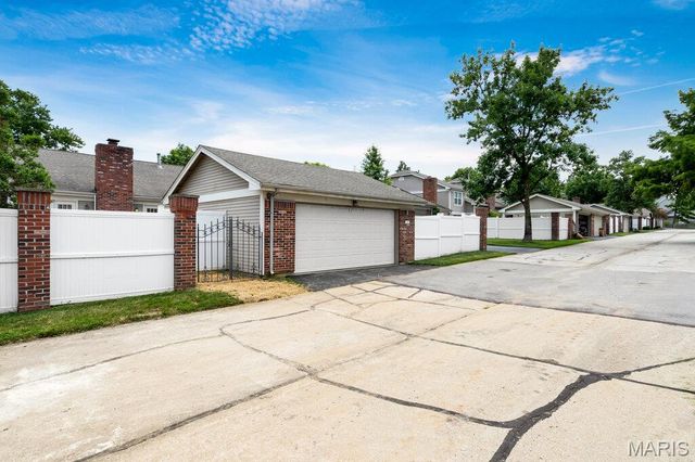 15809 Kersten Ridge Dr, Chesterfield, MO 63017