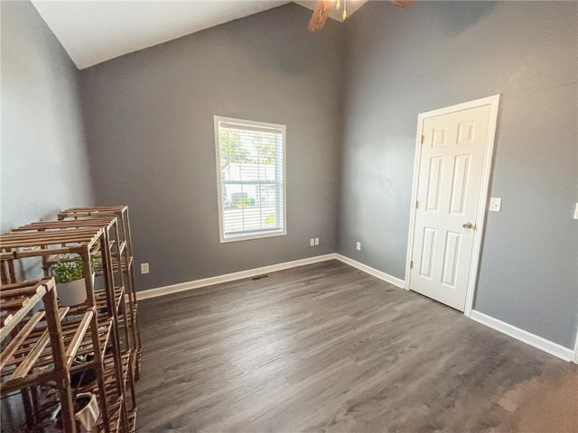404 E Colony Avenue, East Lynne, MO 64743