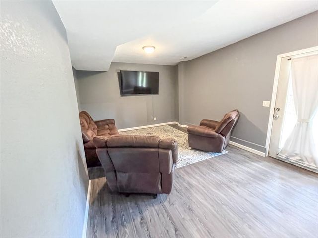 404 E Colony Avenue, East Lynne, MO 64743