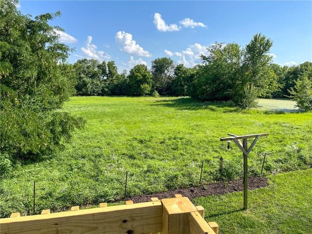 404 E Colony Avenue, East Lynne, MO 64743