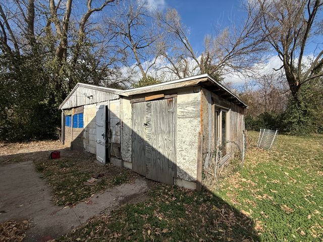 2351 E Pacific Street, Springfield, MO 65803