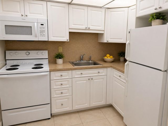 8851 Sunrise Lakes Boulevard 112, Sunrise, FL 33322