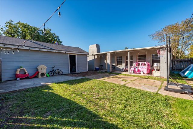 809 12th Avenue N, Texas City, TX 77590