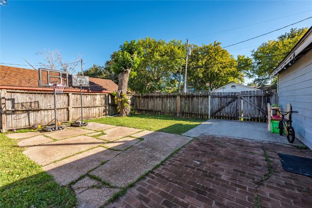 809 12th Avenue N, Texas City, TX 77590