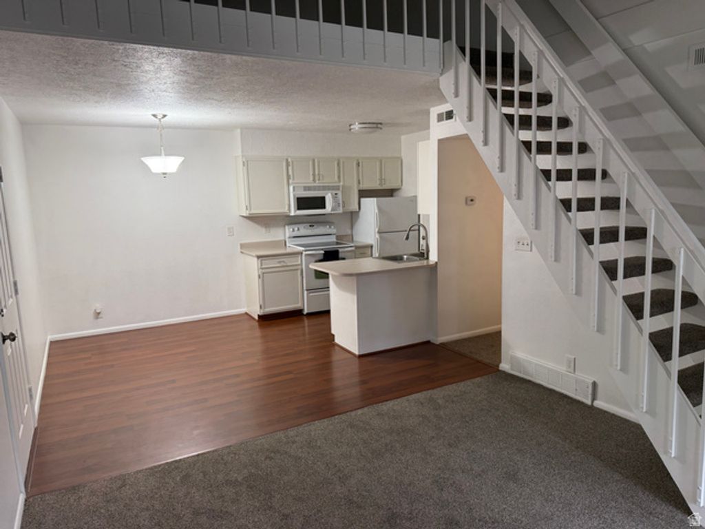 Image 3 of property listing at 1222 E WATERSIDE CV #31, Midvale, UT 84047