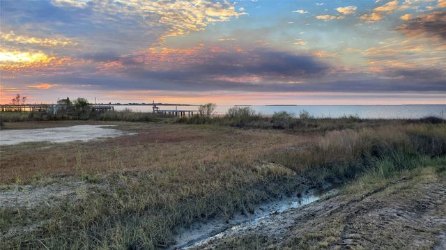 1221 Rollover Circle, Gilchrist, TX 77617