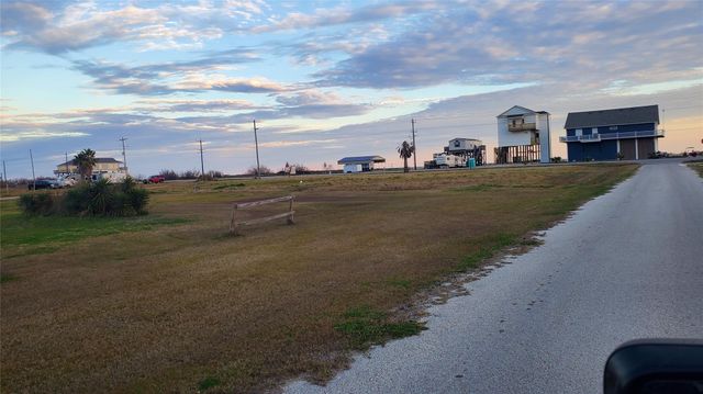 1221 Rollover Circle, Gilchrist, TX 77617