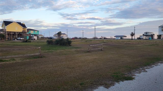 1221 Rollover Circle, Gilchrist, TX 77617