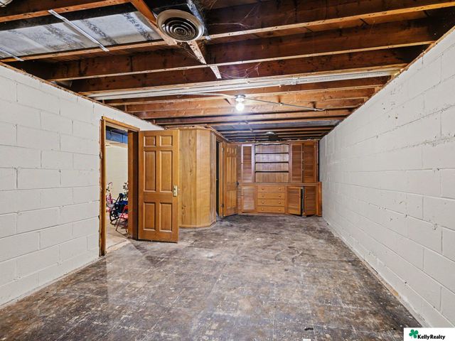 6860 N 31st Avenue, Omaha, NE 68112