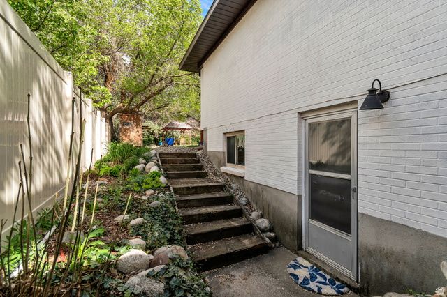 8329 S ESCALANTE DR, Sandy, UT 84093