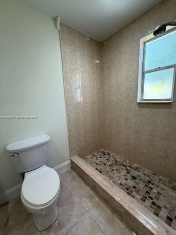 2711 Dewey St, Hollywood, FL 33020